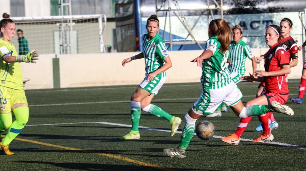 Irene Guerrero intenta abrir el marcador | Fuente: Real Betis Web