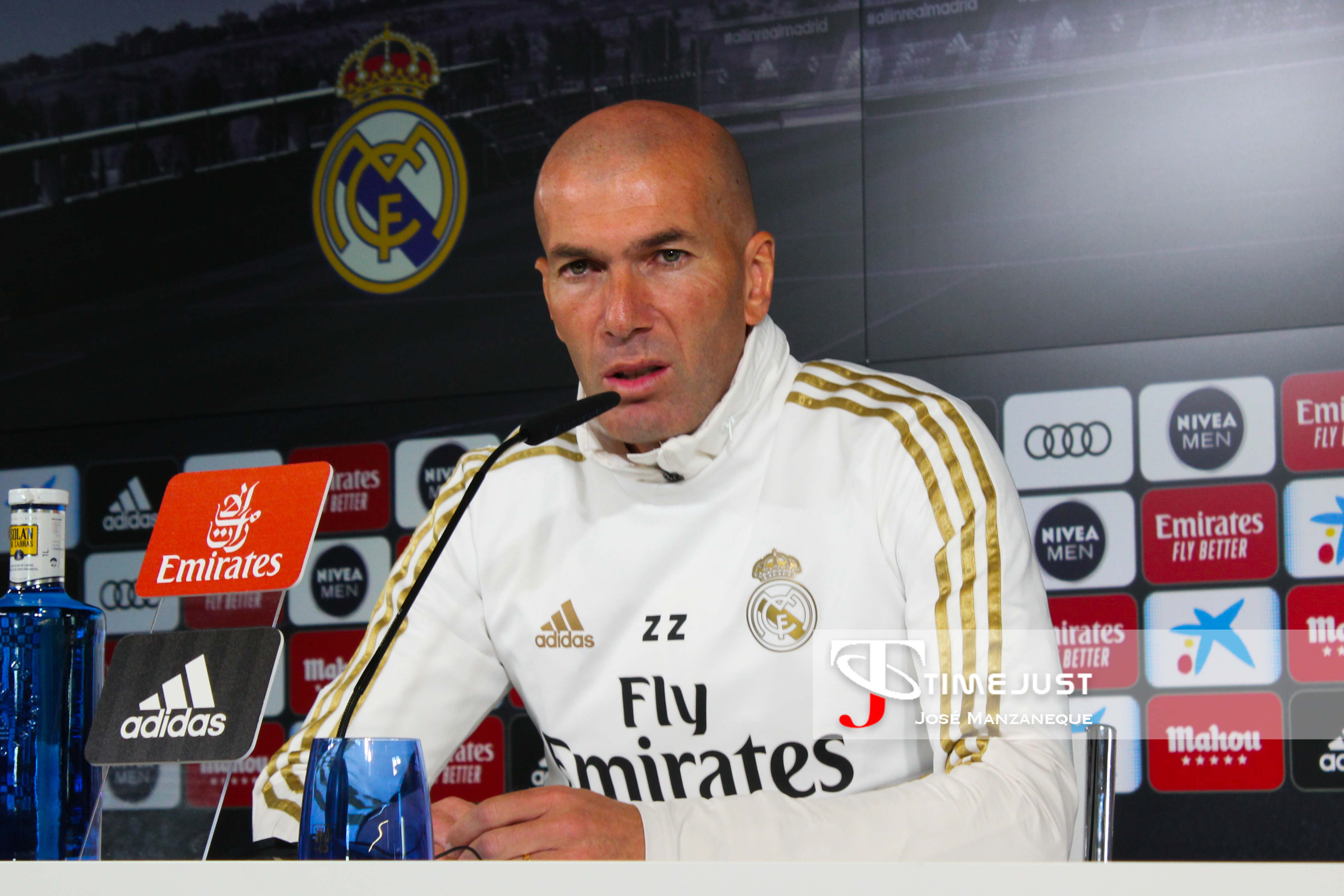 Zidane compareciendo ante los medios de comunicación en Valdebebas.