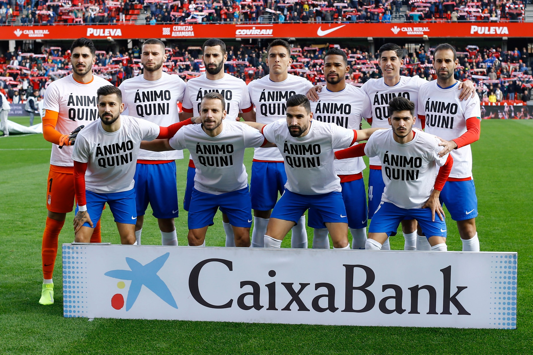 Jugadores del Granada CF posando con la camiseta de apoyo a Quini