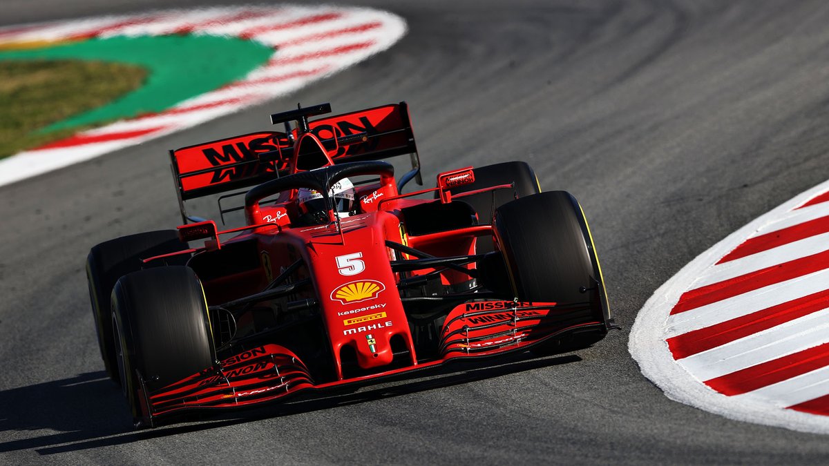 Vettel dando sus primeras vueltas con el SF1000