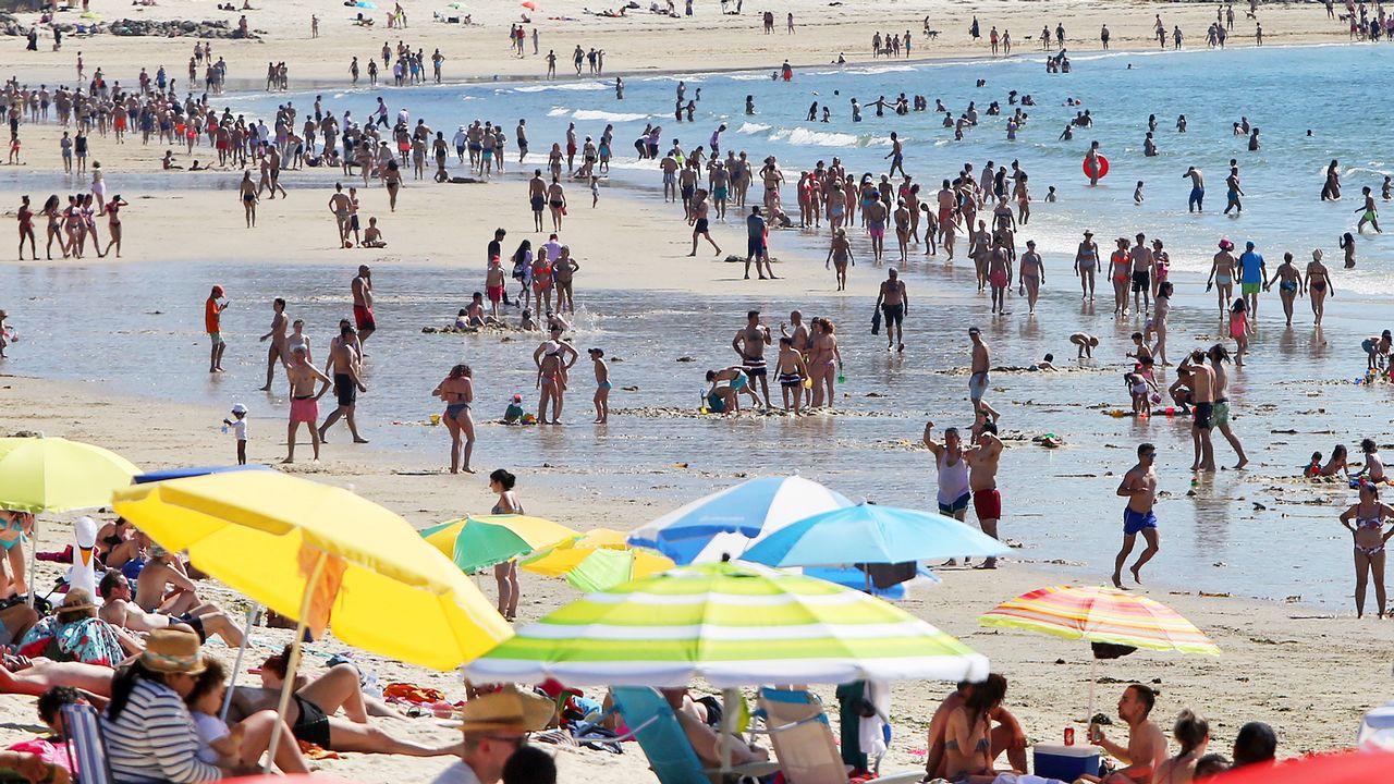 Playa de Samil llena de bañistas durante la pandemia. Oscar Vazquez para Faro de Vigo