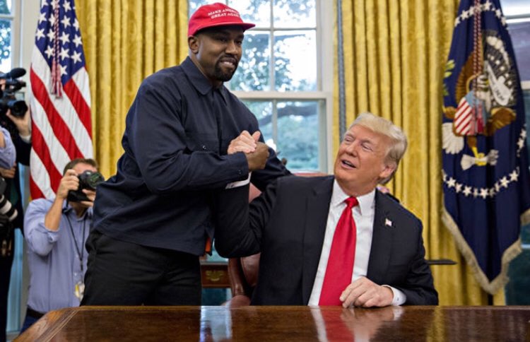 Kanye West saludando a Donald Trump