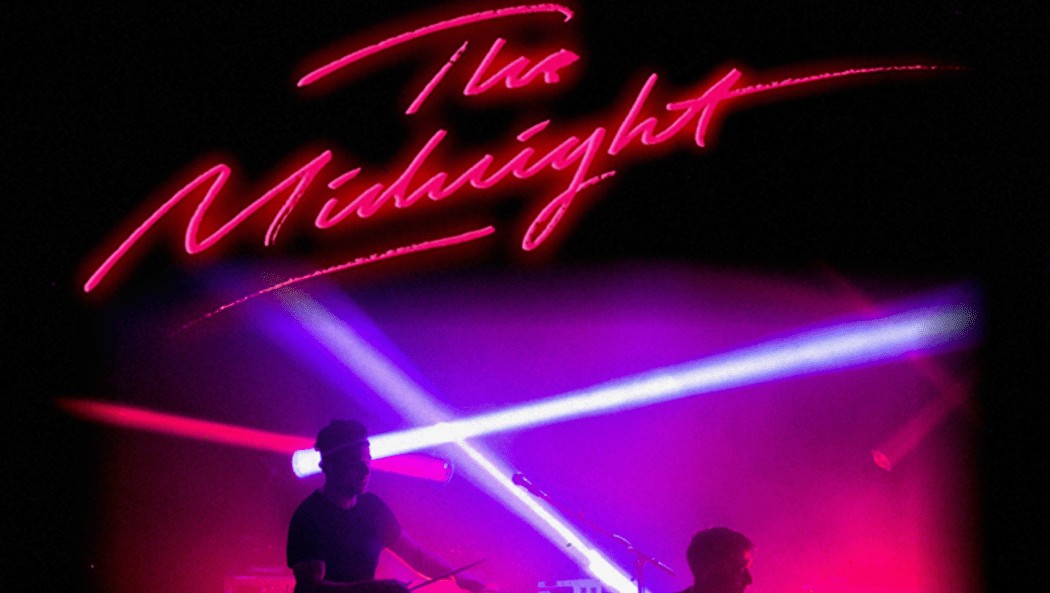El dúo estadounidense formado por Tim McEwan y Tyler Lyle, pasarán por Barcelona el 8 de marzo del próximo año. La 2 de Apolo presentará su último álbum “Monsters”. The Midnight The Midnight en concierto (Fuente: CrazyMinds.es)