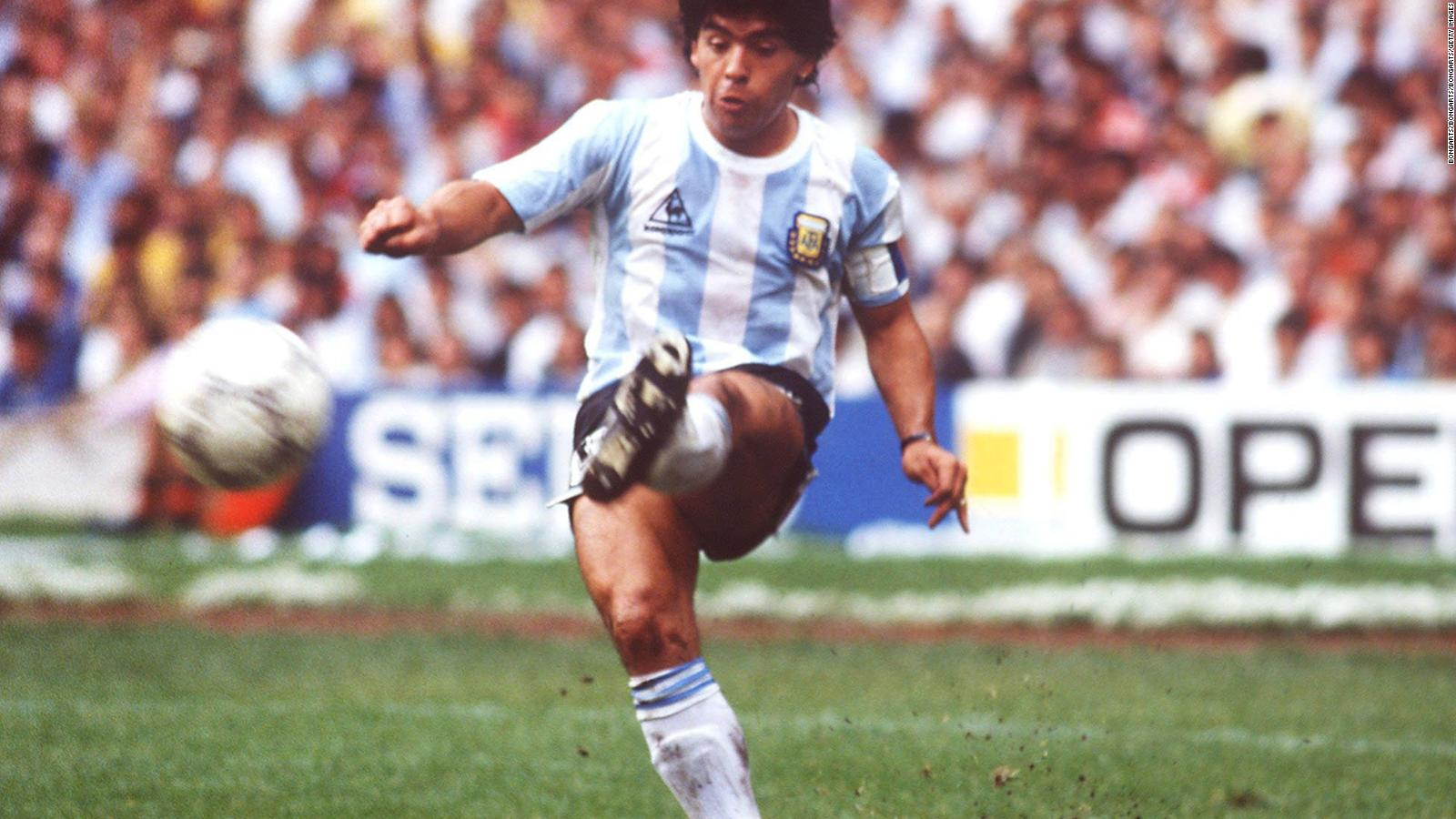 Maradona jugando con la albiceleste.