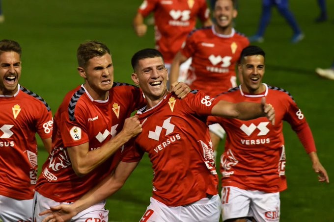 Los jugadores del Real Murcia celebran el segundo gol de Alberto Toril