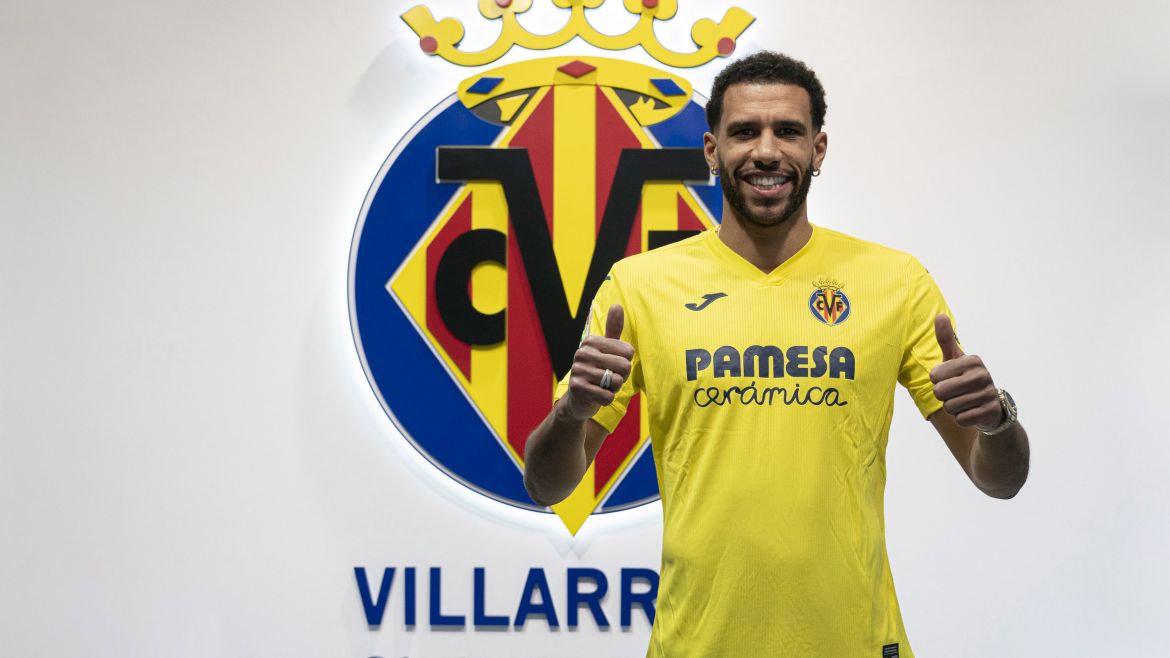 Capoue, posando con la camiseta del Villarreal / Fuente: www.villarrealcf.es