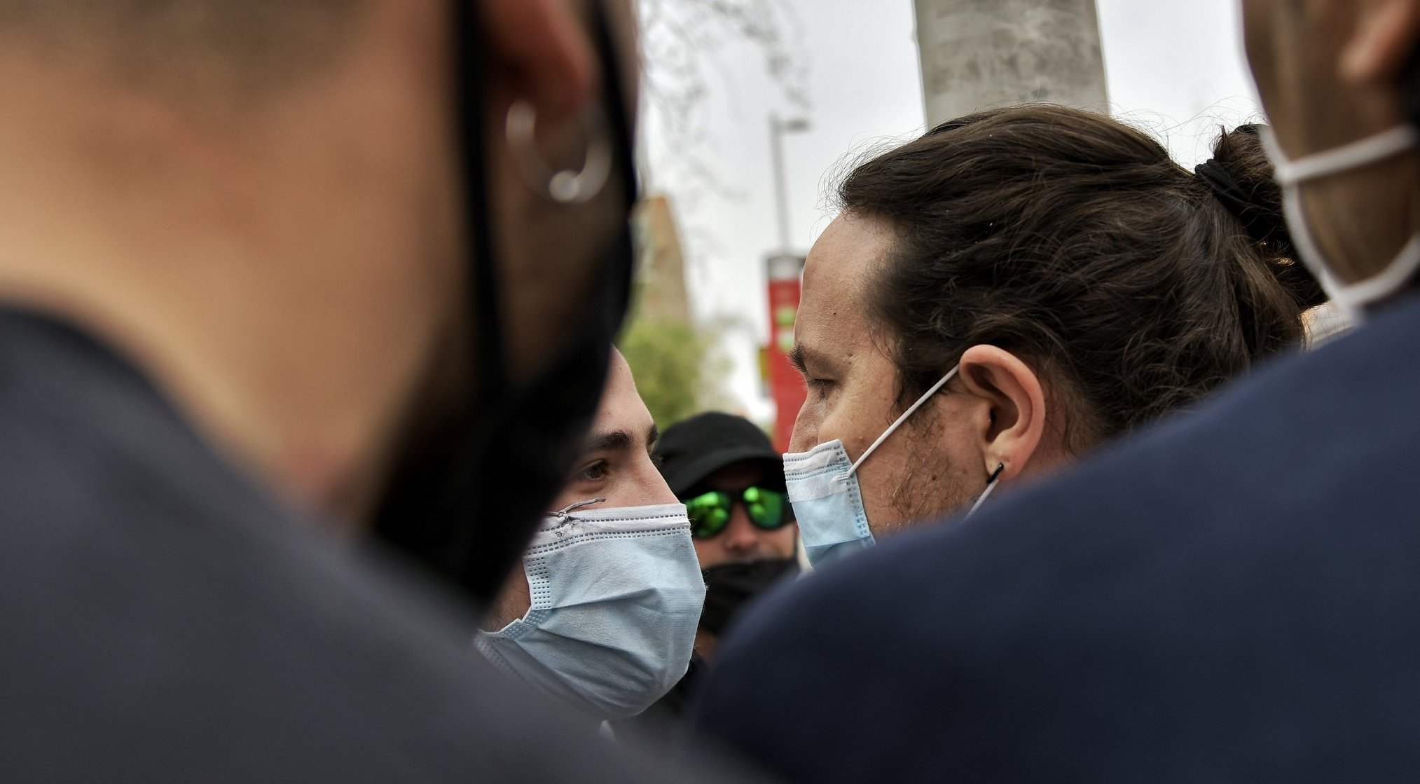 Pablo Iglesias cara a cara con uno de los neonazis - Imagen de Daniel Gago
