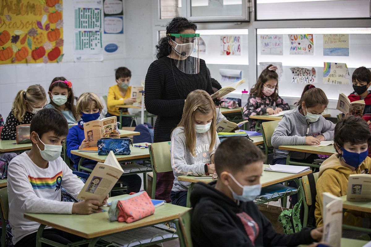 Alumnos en una clase de primaria con mascarilla Foto: Mònica Torres
