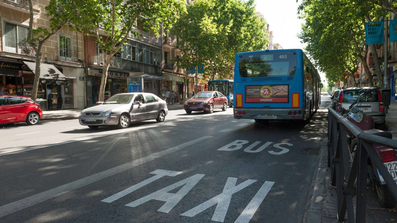 Autobús circulando por el carril bus en la calle Alcalá Foto: Rebeca Lietor