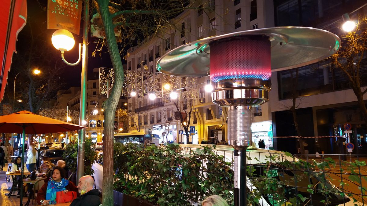 Estufa de gas en una terraza de la calle Goya Fuente: Somos Madrid