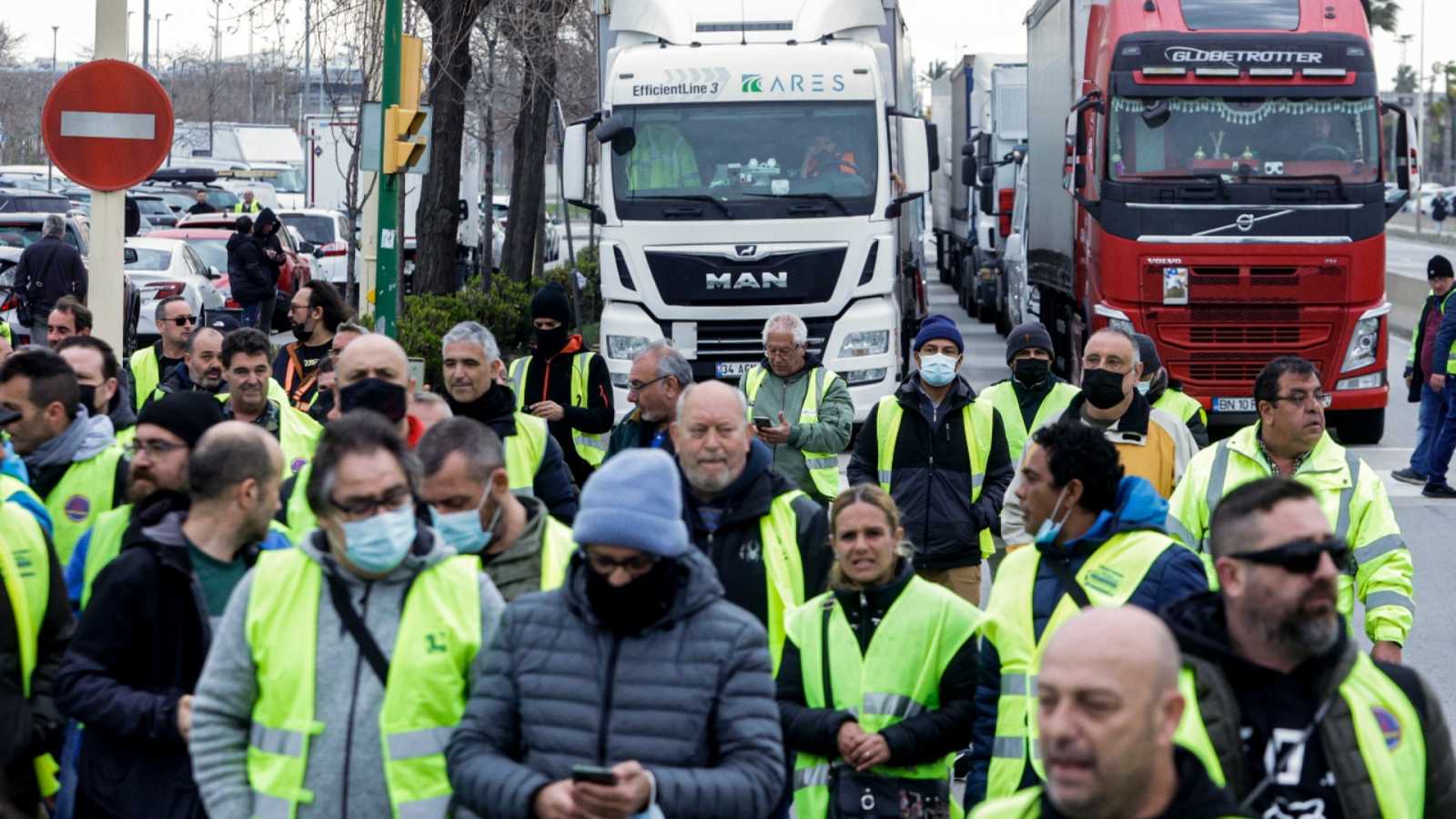 Camioneros en una marcha lenta por Baix Llobregat (Barcelona), durante la quinta jornada de huelga de transporte en protesta por el precio de los combustibles. Foto: Quique García / EFE