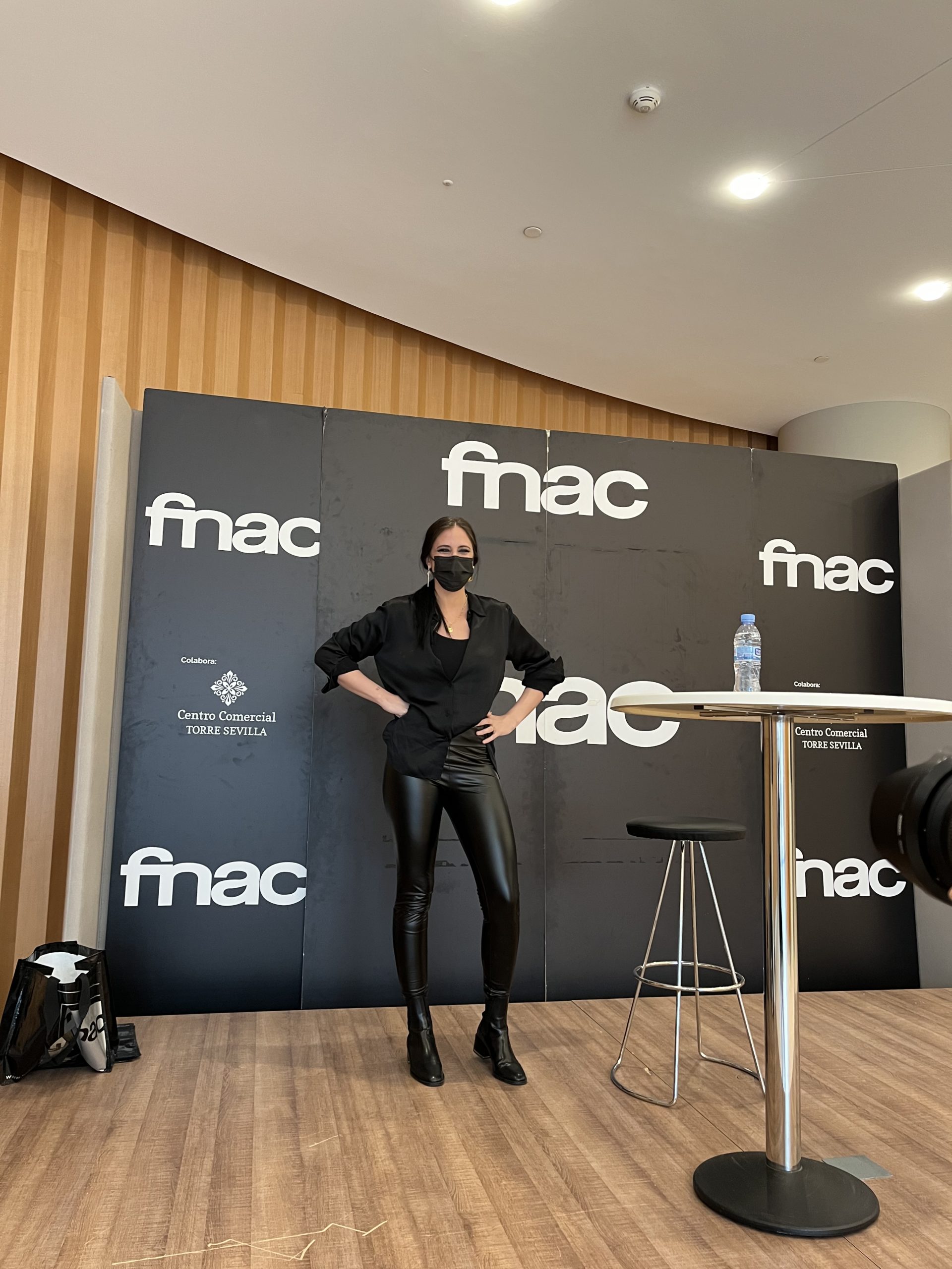 María Peláe firma de discos en Fnac Torre Sevilla