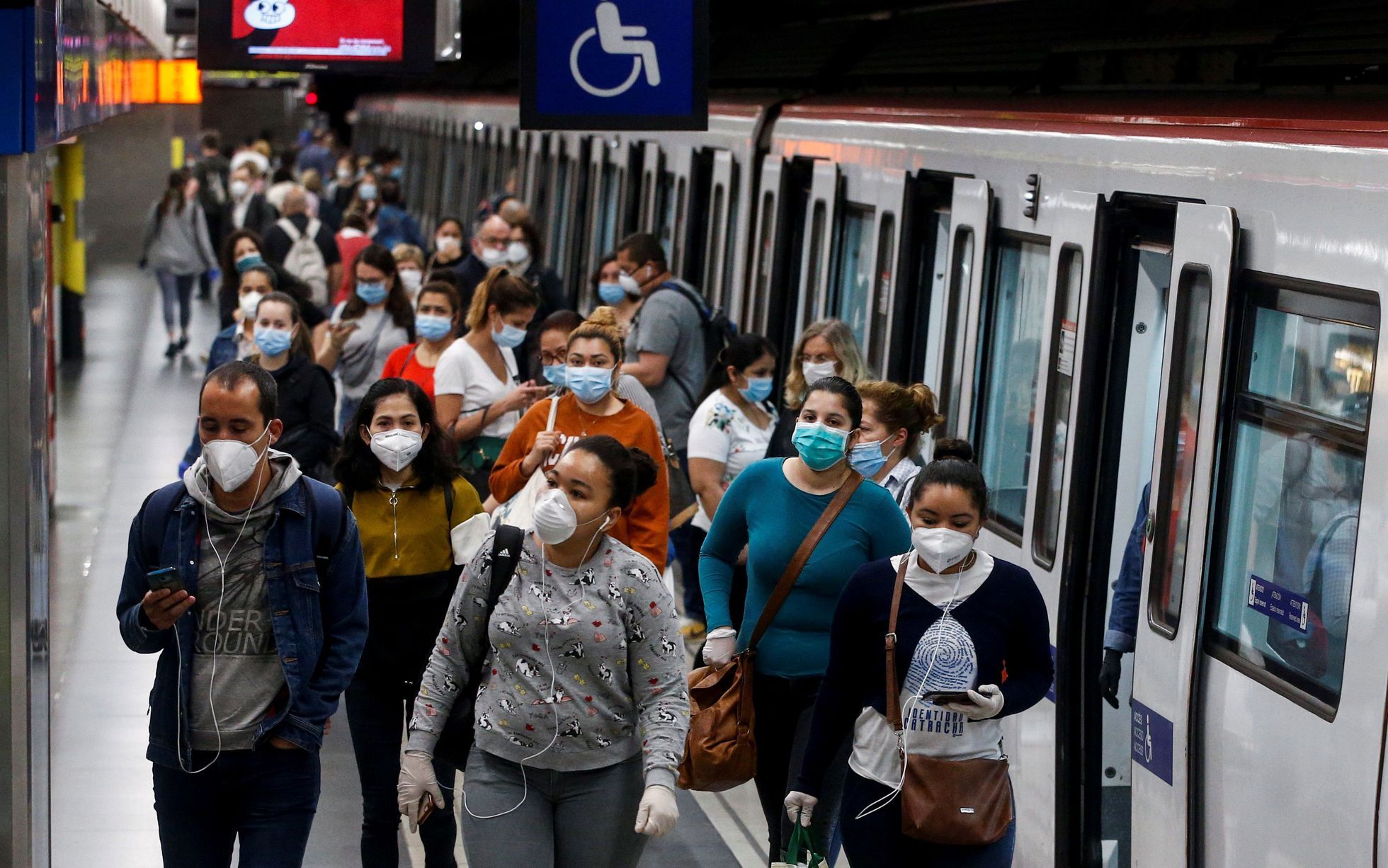 Usuarios del metro de Barcelona llevan mascarilla en interiores Fuente: EFE
