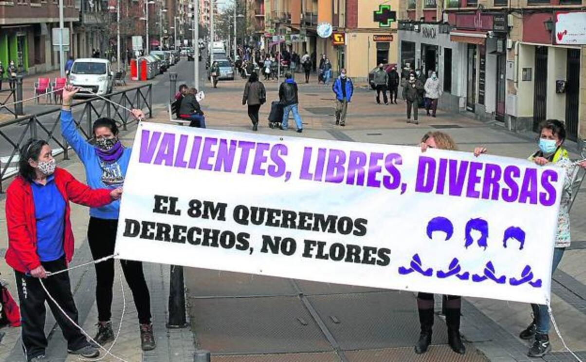 Un grupo de mujeres exhibe una pancarta en José Zorrilla el 8M Foto: A. de Torre