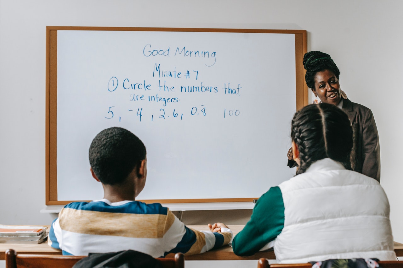 Niños en un colegio dando clase en inglés Fuente: Pexels