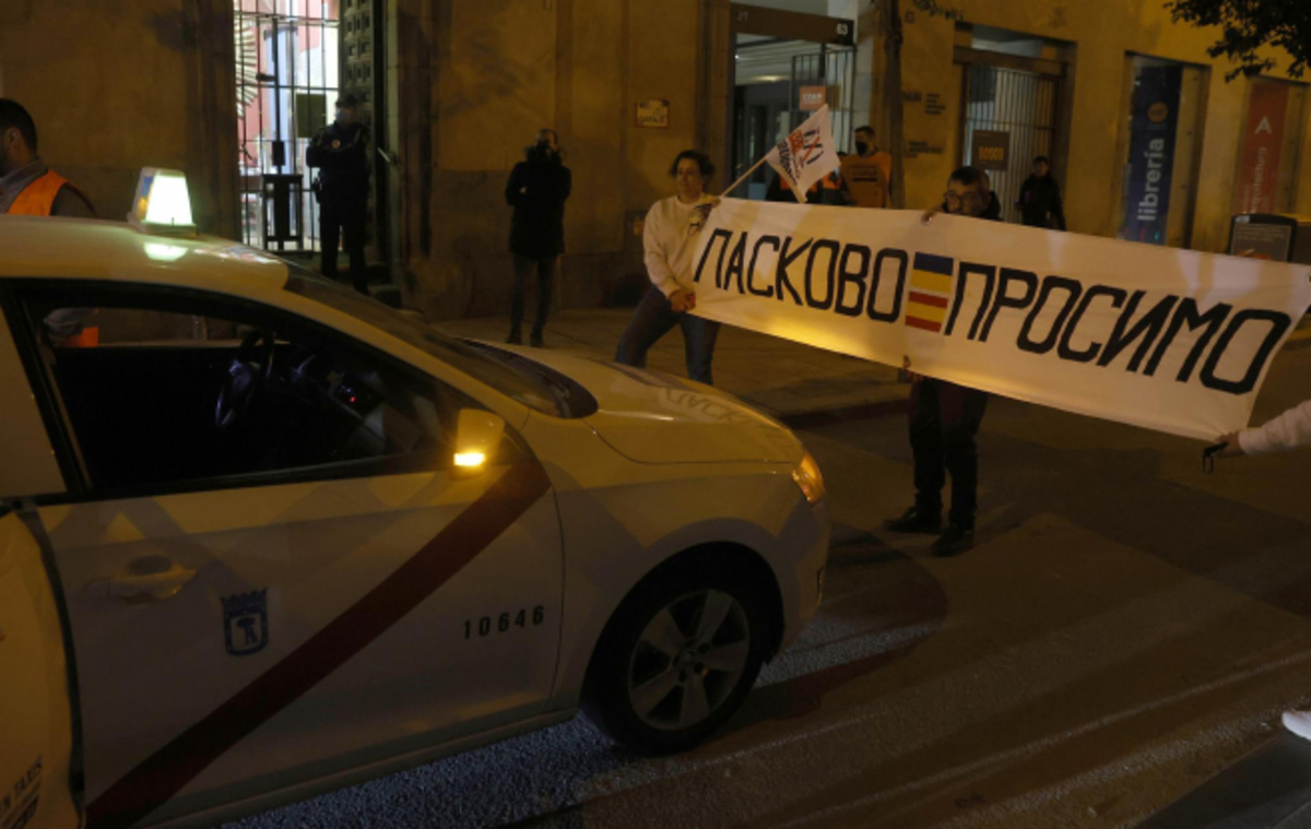Una pancarta recibe a la caravana de taxis con refugiados ucranianos a su llegada a Madrid. FOTO: Juanjo Martín / EFE