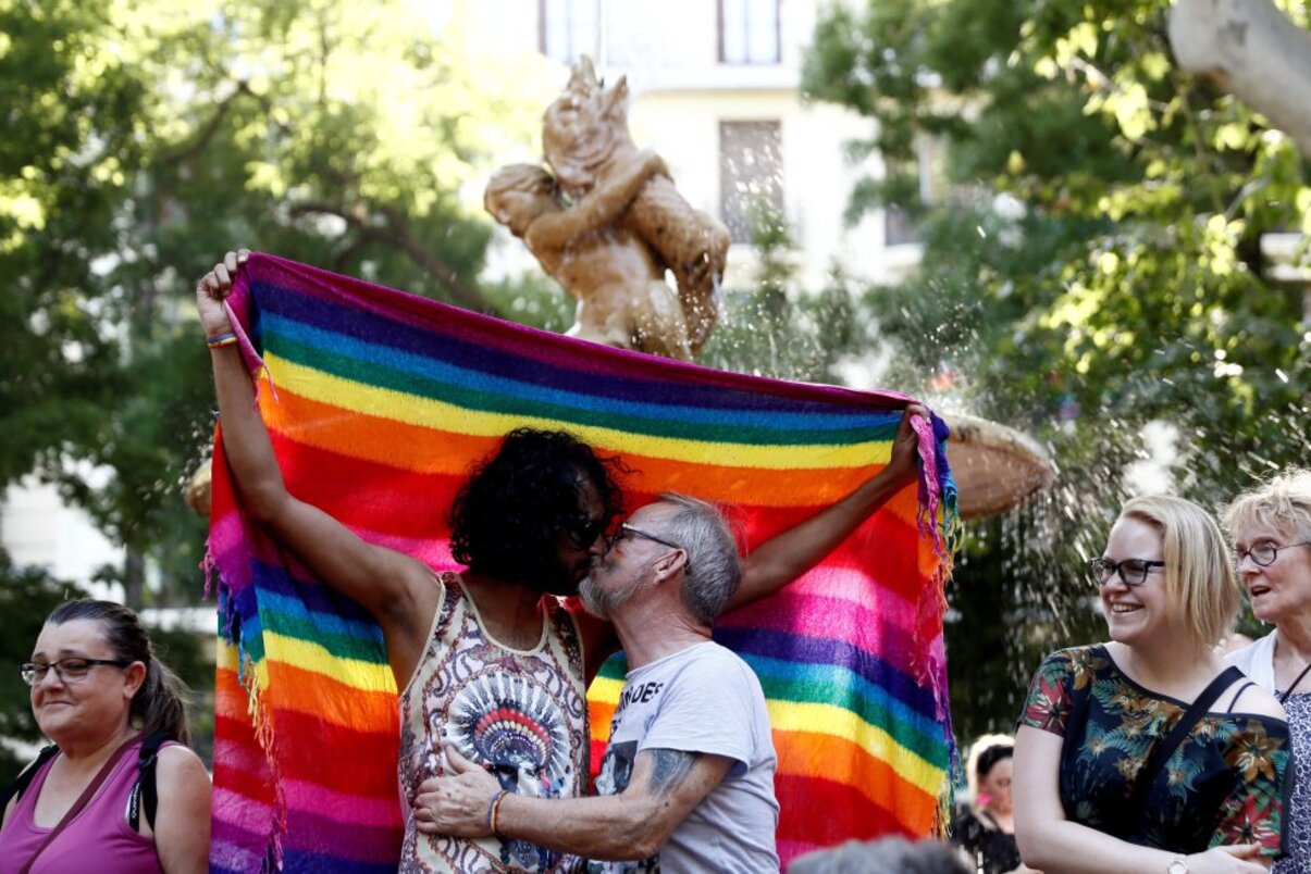 Una pareja se besa durante la manifestación del Orgullo 2019, en Madrid Foto: Mariscal /EFE