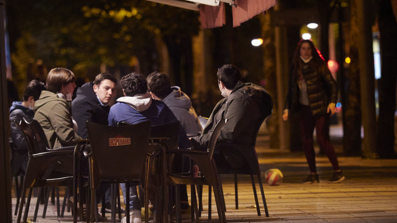 Clientes en una terraza por la noche en Madrid Fuente: Telemadrid