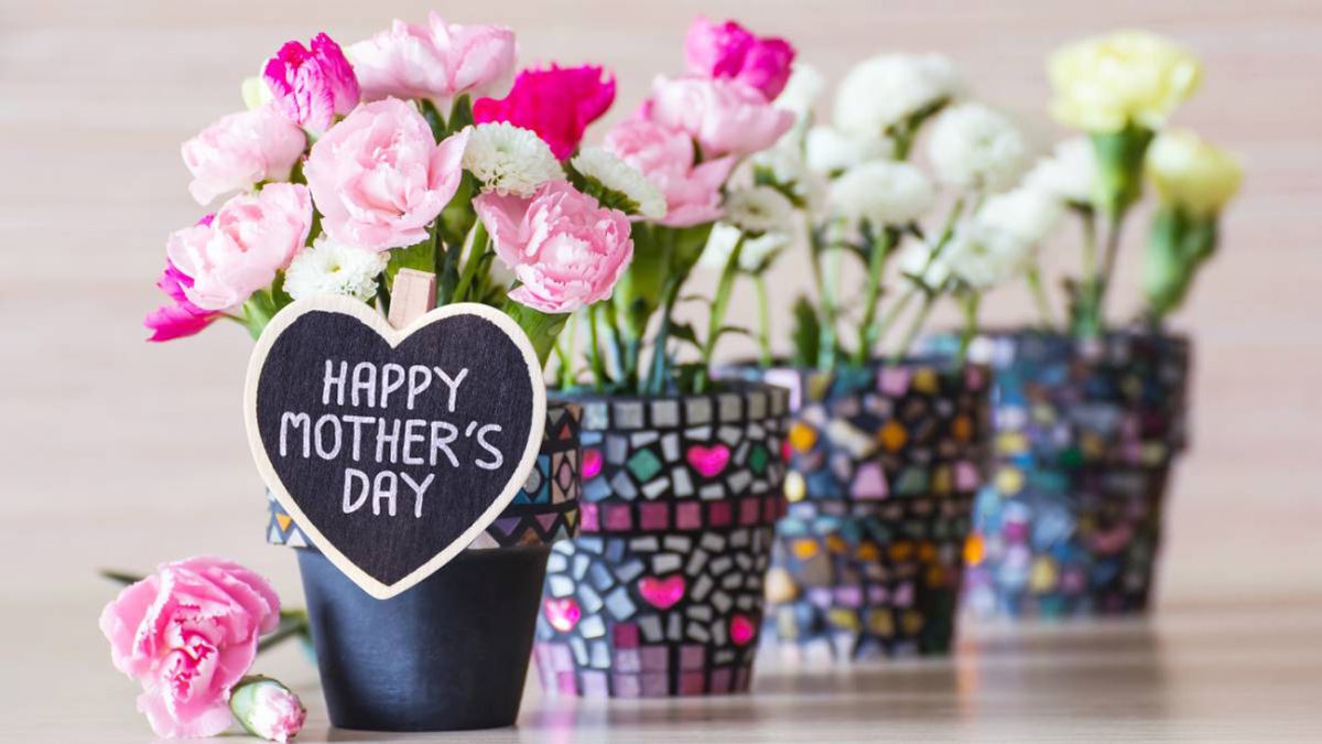 Flores con el cartel "Feliz Día de la Madre" Fuente: Getty Images