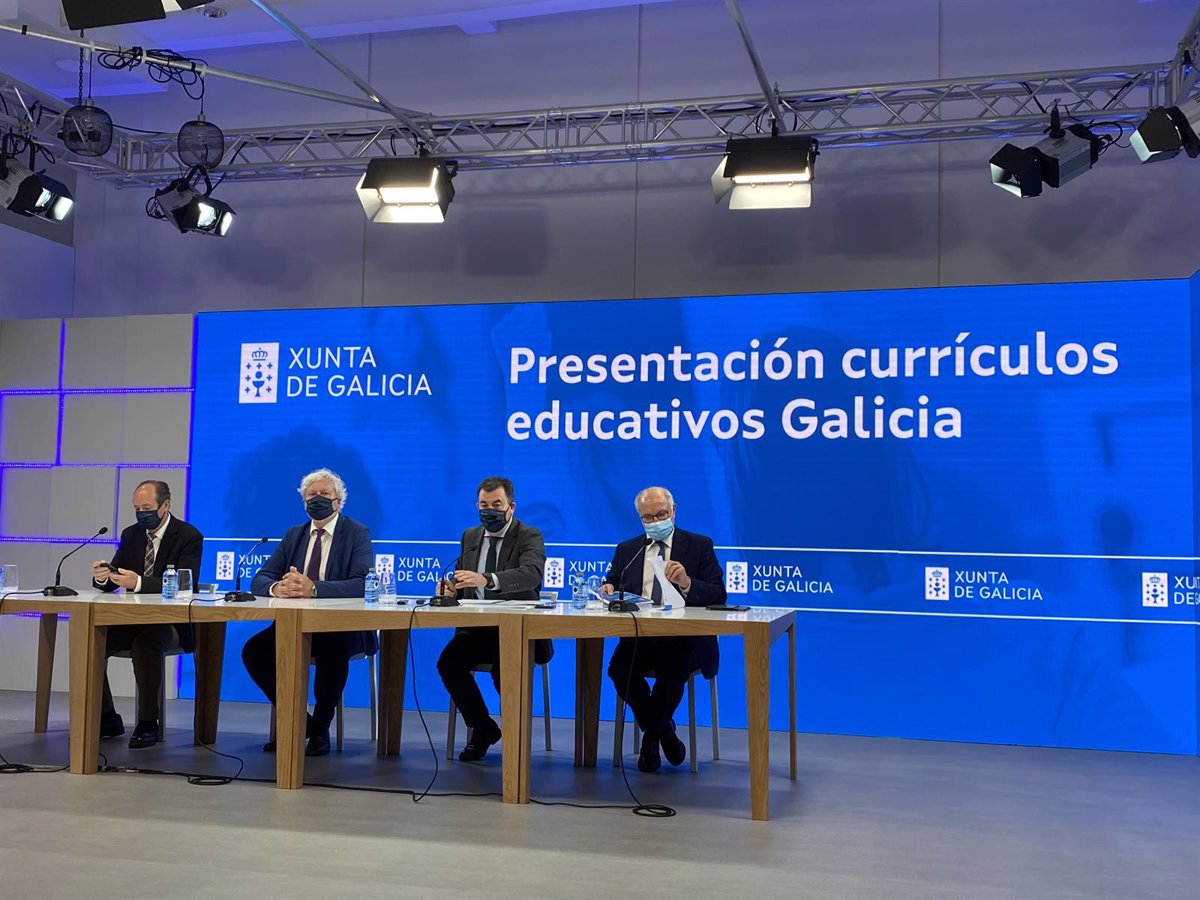 El conselleiro de Educación, Román Rodríguez, y su equipo, presentan los nuevos currículos de enseñanza. Foto: EUROPA PRESS