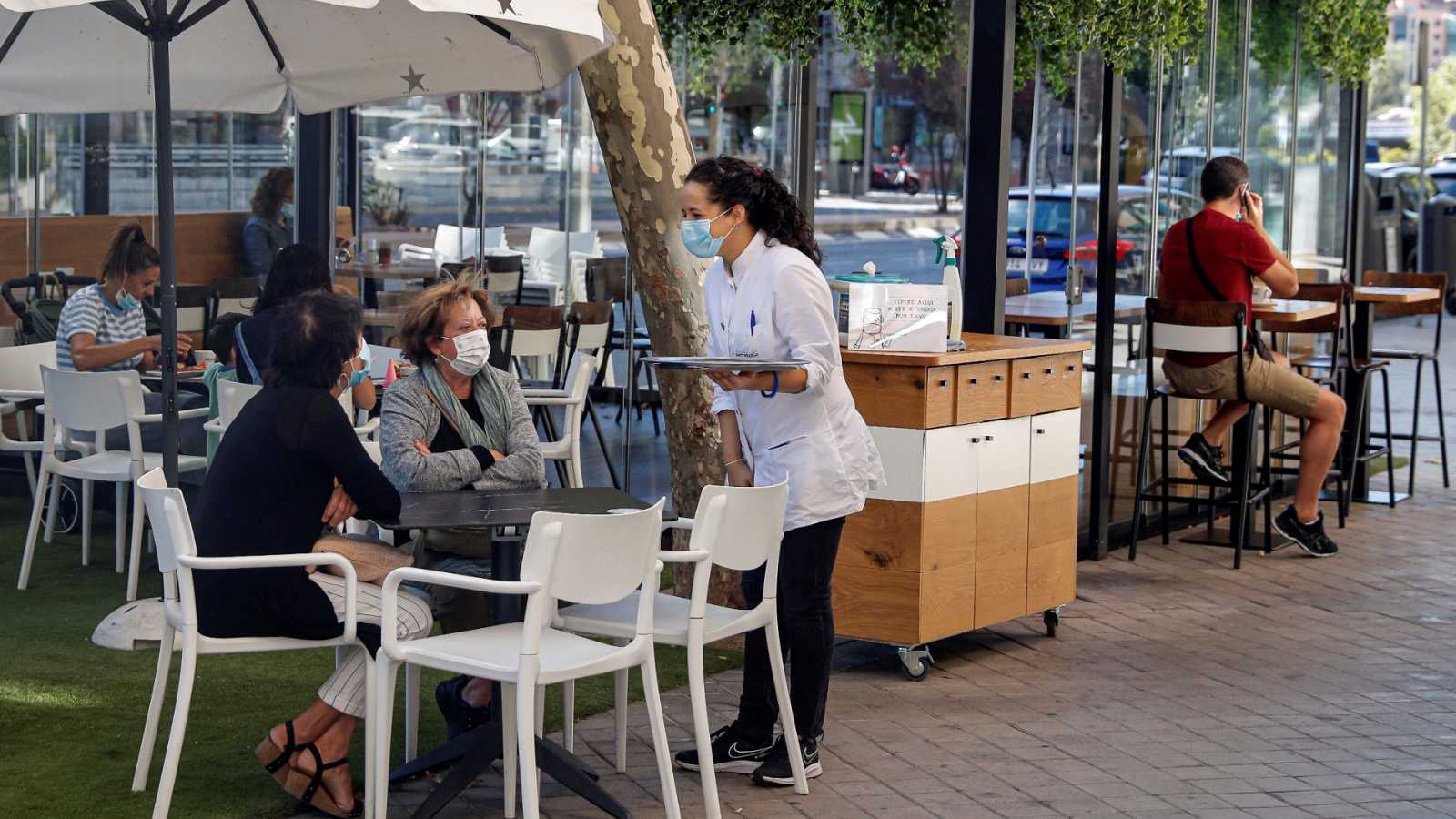 Varias personas consumen en una terraza de un bar de Madrid Foto: EFE/ EMILIO NARANJO